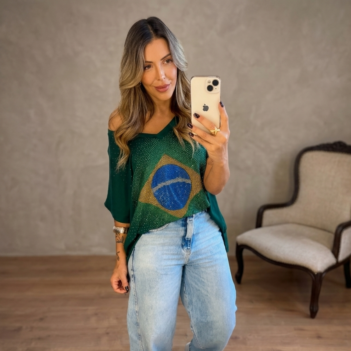 Blusa Brasil Gola V com Pedraria [COMPRE 1 E LEVE 3]